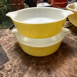 Vintage Pyrex Yellow and White bakeware/storage (one with lid)